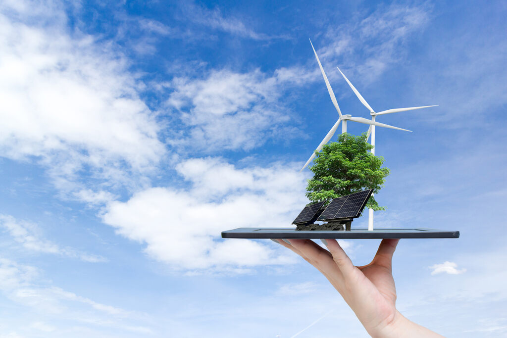 Pessoa segurando plataforma que representam energias sustentáveis